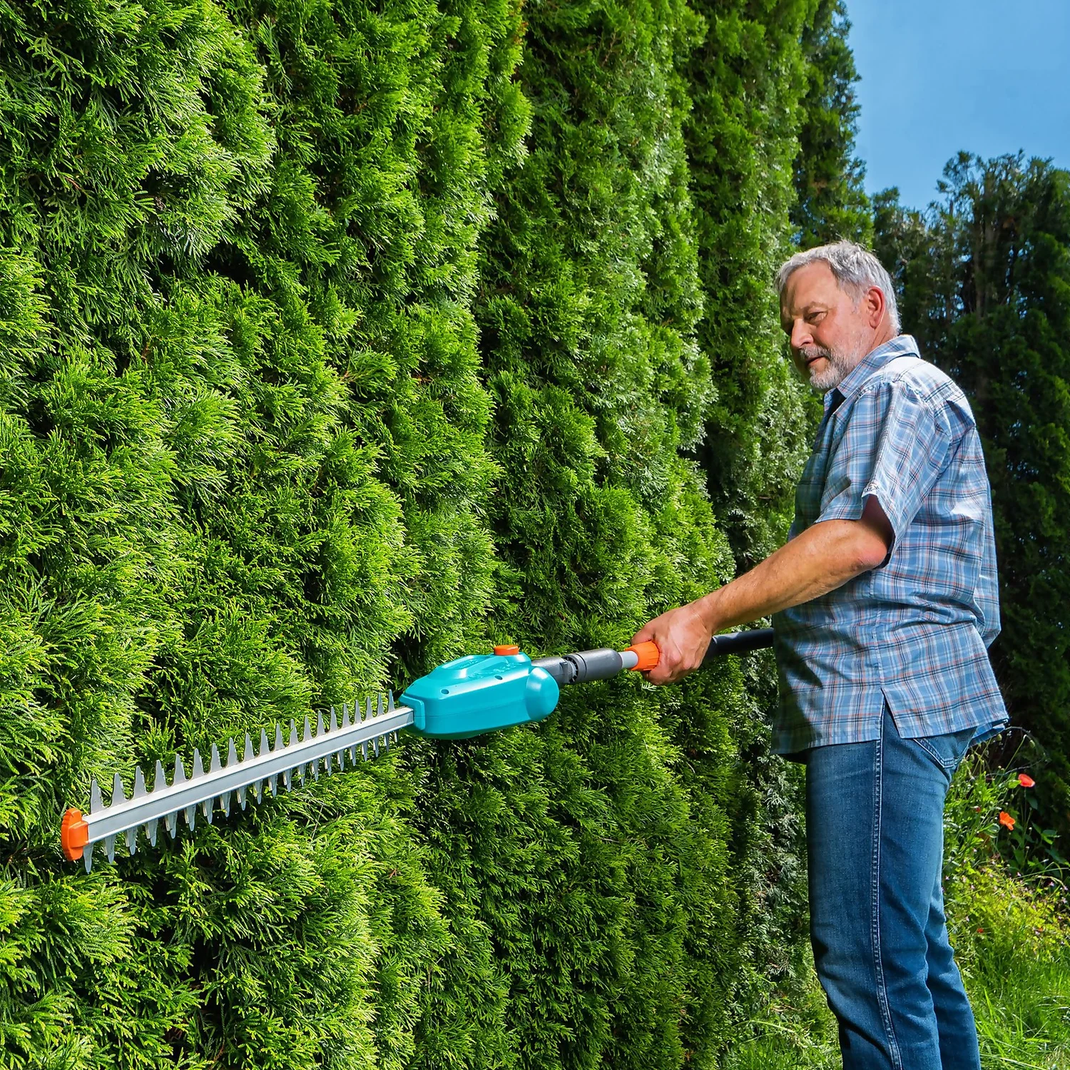 GARDENA Telescopic Cordless 18V Hedge Trimmer 4 GARDENA Telescopic Cordless 18V Hedge Trimmer - Image 4